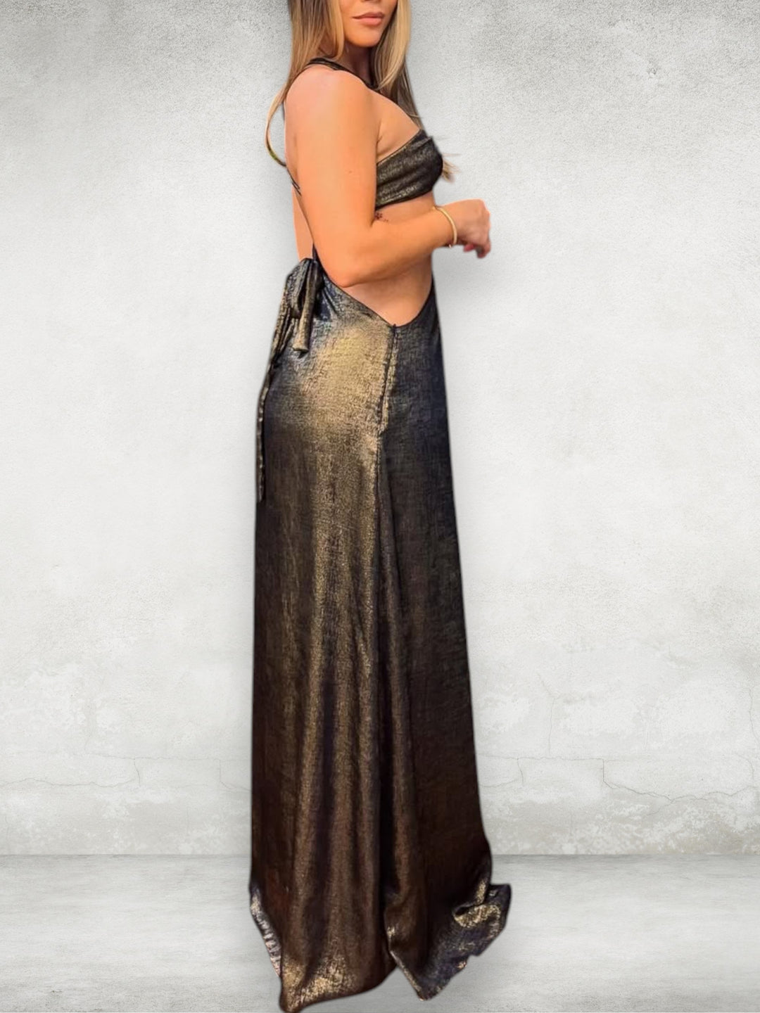 Vestido Nocturna Dorada – Silueta Escultural con Cut Outs